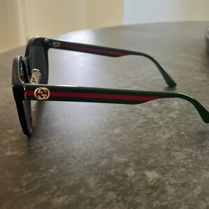 Gucci 55 mm sunglasses. Black frame and lense classic green and red Gucci arms